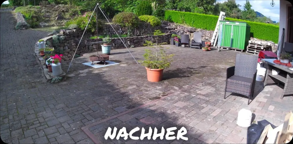 Nachher: Terrasse mit Feuerstelle entkrautet
